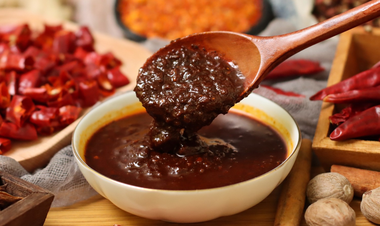 濟(jì)寧康德食品”生產(chǎn)車間是無菌化車間，擁有大型高壓熬湯設(shè)備，噴霧干燥塔，先進(jìn)的進(jìn)口罐裝機(jī)， 生產(chǎn)過程和檢測(cè)過程全部一體化、管道化，食料均不與外界接觸，確保每一個(gè)產(chǎn)品的高品質(zhì)，整個(gè)生產(chǎn)和檢驗(yàn)都嚴(yán)格執(zhí)行《國(guó)家食品安全法》，從而保證了產(chǎn)品質(zhì)量安全、穩(wěn)定、可靠