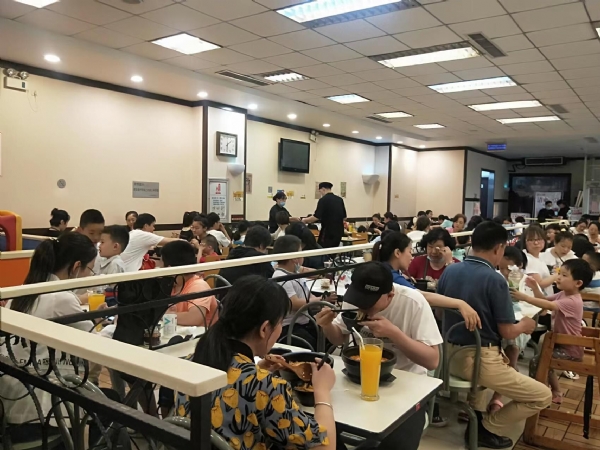 康德專注于食品調(diào)味料已十八年有余，一直注重出品的安全、穩(wěn)定，強調(diào)給商家?guī)韽N師便捷,出品穩(wěn)定，減少能耗，安全有保障！歡迎有意合作老板質(zhì)詢來工廠考察！